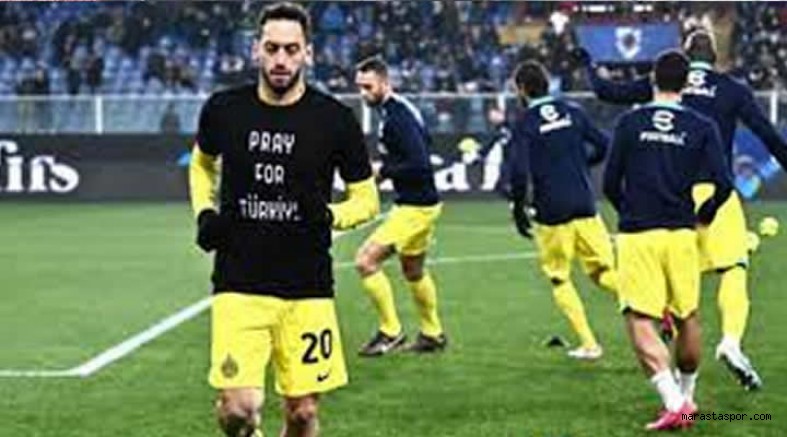 Milli futbolcu Hakan Çalhanoğlu ‘Türkiye için dua et’ yazılı tişörtle ısınmaya çıktı