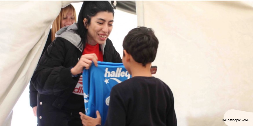 Kahramanmaraş’lı Efe, Hayranı olduğu Altay Bayındır’ın imzaladığı formaya kavuştu