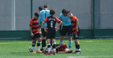 Sakatlanan oyuncunun tedavisini hakem yaptı