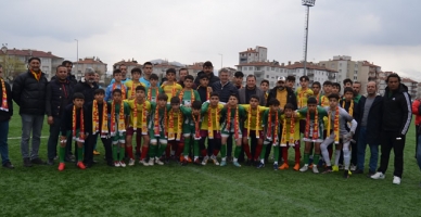 Oyuncularına #Kayserispor atkısı hediye ettiler