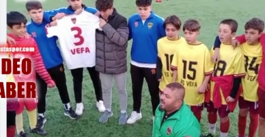 Maç sonunda AS Vefa oyuncuları depremde hayatını kaybeden oyuncusu Ökkeş Zengi ile  amcası Emin Zengi’yi andı