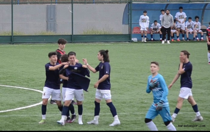 Attıkları gol sonrasında Depremde hayatını kaybeden arkadaşlarının, formasını gösterdiler