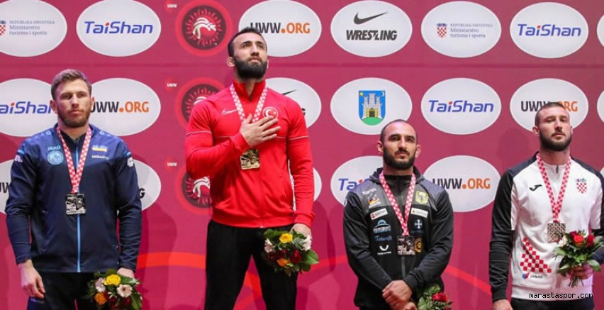 Burhan Akbudak, Zagreb’te bayrağımızı göndere çektirdi, İstiklal Marşımızı okuttu