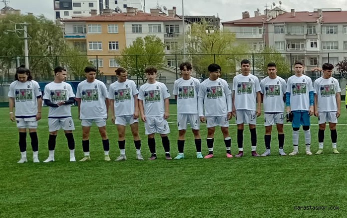 Depremde hayatını kaybeden arkadaşlarının, resimleri ile Kurtuluş 1920 Spor sahaya çıktı