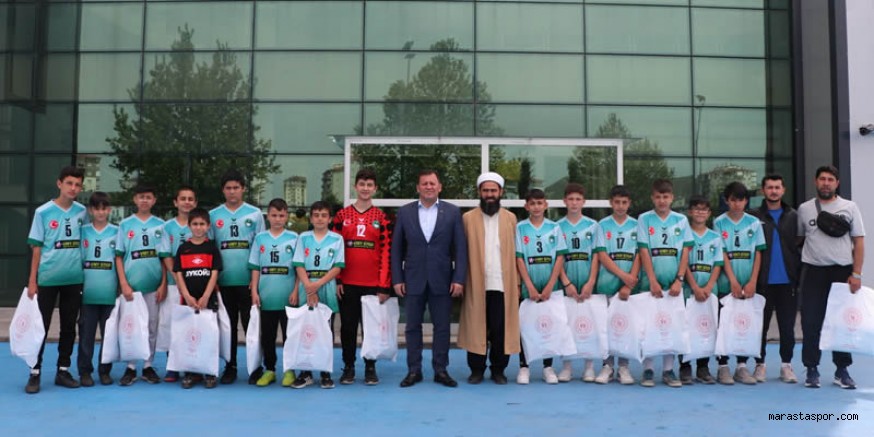 Ali İhsan Kabakçı, Kahramanmaraş Hokey takımına Eşofman hediye etti