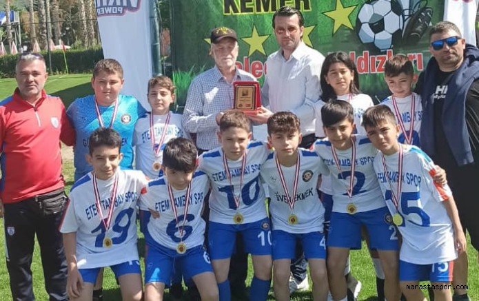 Ethem Tambay, anısına düzenlenen turnuvada Ethem Tambayspor şampiyon oldu