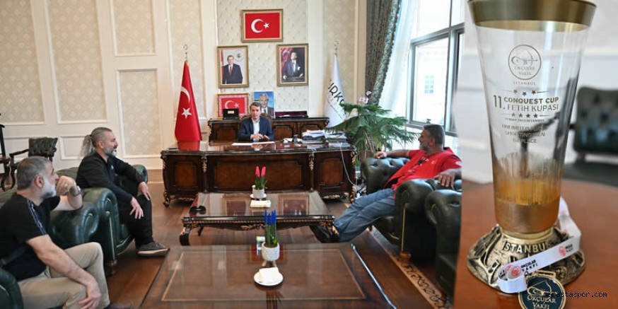 İstanbul’dan dünya şampiyonu kupasıyla dönen, Halil Kozanoğlu, Başkan Osman Okumuş’u ziyaret etti