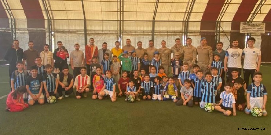 Kahramanmaraş Adana Demir Spor Futbol Okulu öğrencileri ile arama kurtarma ekibi arasında duygusal anlar yaşandı
