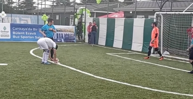 Görme engelli futbolcu penaltıyı kaçırdı ama harika bir gol attı