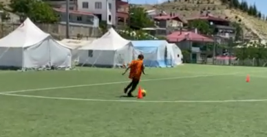 Yarı sahada çadırlar arasında Antrenmanlar devam ediyor