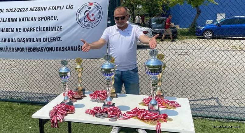 Kupayı depremde kaydettiği Abdulkadir Dişbudak’a hediye etti