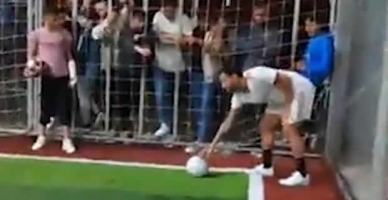 Milli futbolcu Hakan Çalhanoğlu, memleketi Bayburt’ta halı saha maçı yaptı