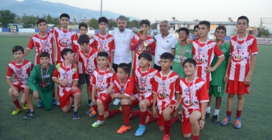 Mustafa Orak ‘Çocuklar Sporla İyileşir” Futbol turnuvasında 3.olan Göksun Belediyespor’a kupasını verdi