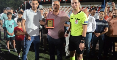 ‘Çocuklar Sporla İyileşir” Futbol turnuvasında görev yapan hakemlere plaket verildi