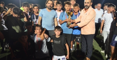 Çırağın Group Büyüksırspor Başkanı İsmail Avanoğlu  4.Uludazspor’a kupasını verdi