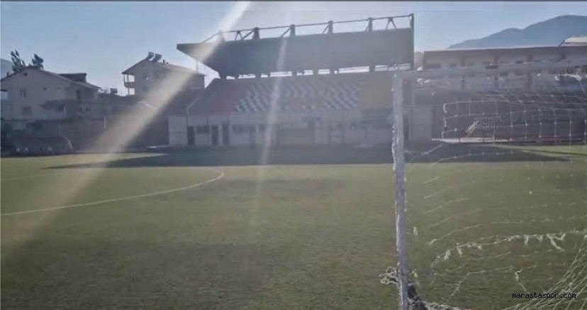 Çaglayancerit İlçe stadında yer yer yırtıklar meydana geldi