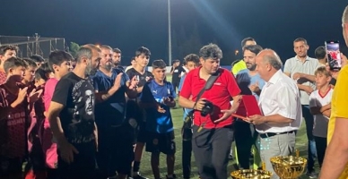 Maraştaspor Gazetesi İmtiyaz sahibi ve Genel Yayın yönetmeni Orhan Külek’e plaket takdim etti