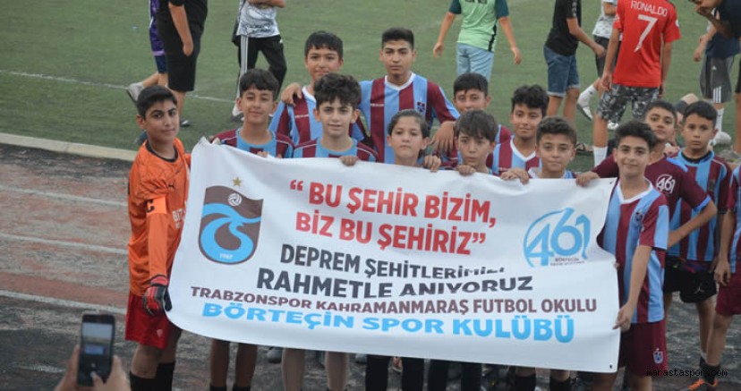 Trabzonspor Futbol Okulu’dan maç önü alkış alan hareket