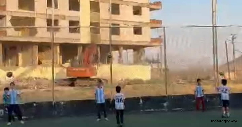 Afşinspor U14 Antrenmanında Sürpriz Anlar: Yıkılan Bina ve Azim Dolu Gençler!
