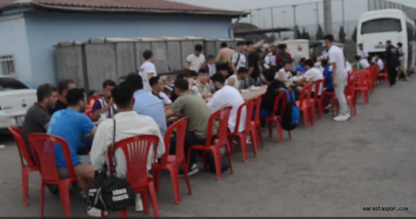 Karaziyaretspor ve Bahçespor: Dostluk Maçının Sonrasında Futbol Sahasında Bir Araya Gelip Birlikte Yemek Yediler