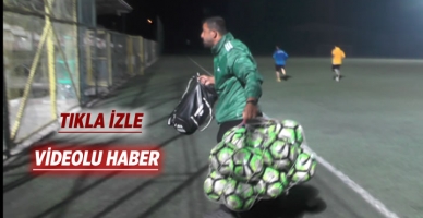 Bölgesel Amatör Lig 8. Grup’ta Karaziyaretspor’un emekçisi Sefer Eltemur, antrenman öncesi ve sonrası malzemeleri hazırlayıp topluyor.