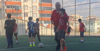 Salih Fidan hocamız sahalarda estiriyor