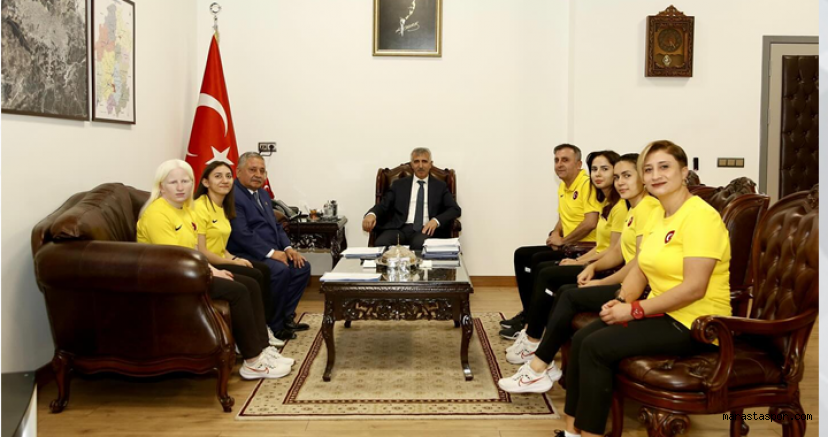 Goalball Dünya Gençler Şampiyonlarından Vali Ünlüer’e Hediye