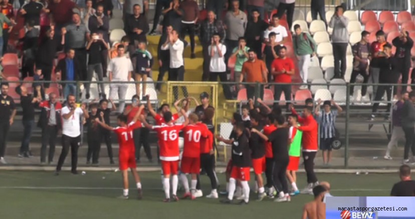 Kurtuluşsporlu oyuncular önce sahada sevinçlerini yaşadı, ardından galibiyeti coşkuyla taraftarlarıyla kutladı
