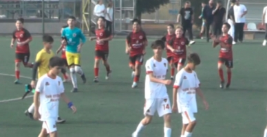 Futbol: Bir karede sevinç ve üzüntüyü aynı anda yaşatan  oyun.