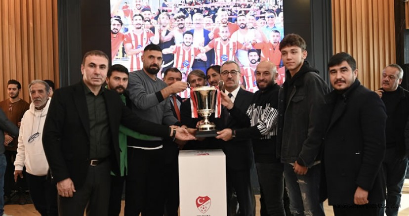 Kahramanmaraş İstiklalspor’un Şampiyonluk Kupası Başkan Güngör’ün Ellerinde Yükseldi