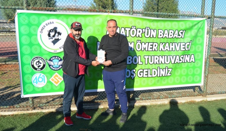 Kupalar Sahiplerine Takdim Edildikten Sonra Ömer Baba’nın Oğlu Ahmet Kahveci’ye Plaket Sunuldu
