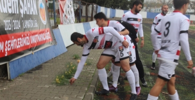 Onikişubatspor’dan Duygusal Jest: Adem Şahan’a Beyaz Karanfil!