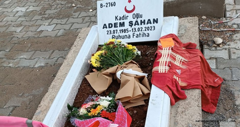 Çiçekler yerine ulaştı! Adem Şahan ve ailesinin mezarına bırakıldı