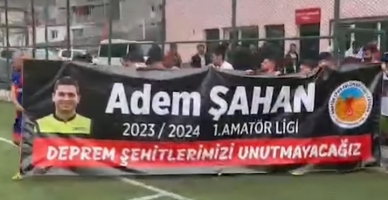 Çağlayancerit ilçe stadında oyuncular sahaya anlamlı pankartla çıktı