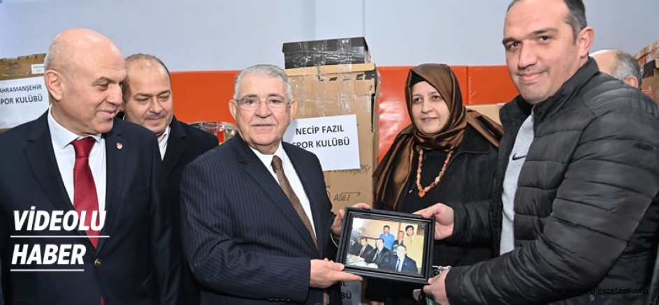 Ahmet Kahveci, Amatörün Babası Ömer Kahveci’nin Fotoğrafını Başkan Hanefi Mahçiçek’e Takdim Etti