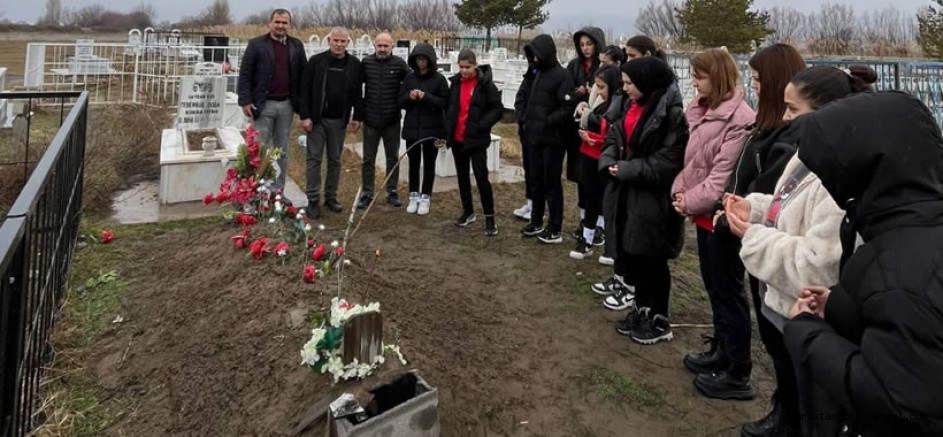 Anadolu Gençlikspor Kadın Futbol Takımı, Hakan Doğan’ı Mezarı Başında Andı