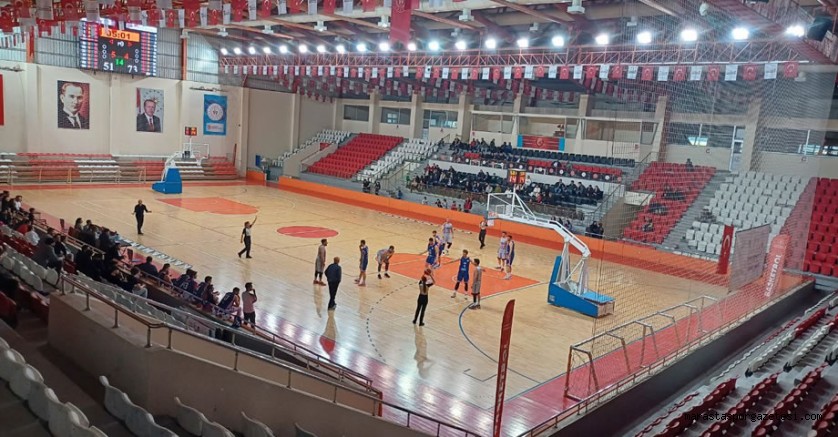 Kahramanmaraş Gençlikspor – Gaziantep Belediye Basketbol Maçında Tribünler