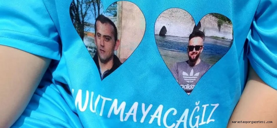 Orta Okulu Öğrencileri Depremde Kaybettiğimiz Beden Eğitimi Öğretmenlerinin Resminin olduğu forma ile Sahaya Çıkıyor