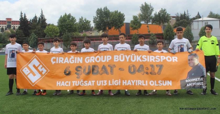 Çırağın Group Büyüksırspor, Hacı Ömer Tuğsat’ı Unutmadı! Pankartla ve Tişörtle Sahaya Çıktı