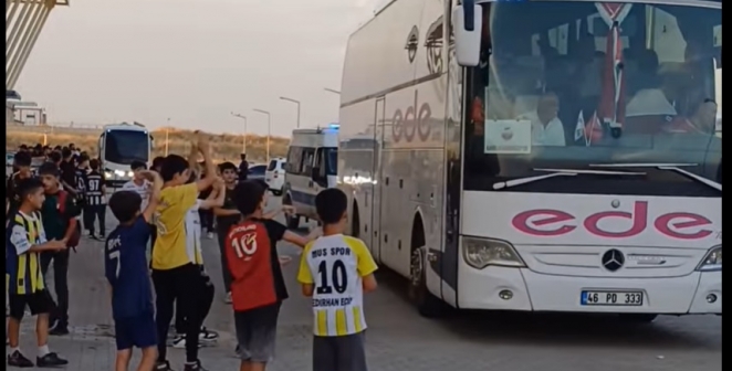 Muş’lu çocuklar, Kahramanmaraşspor takım otobüsünü böyle uğurladı. Şehrimize selam yolladılar