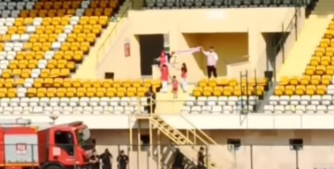 Muş’ta Kahramanmaraş’lı Aile, Kahramanmaraşspor atkısı açtı.