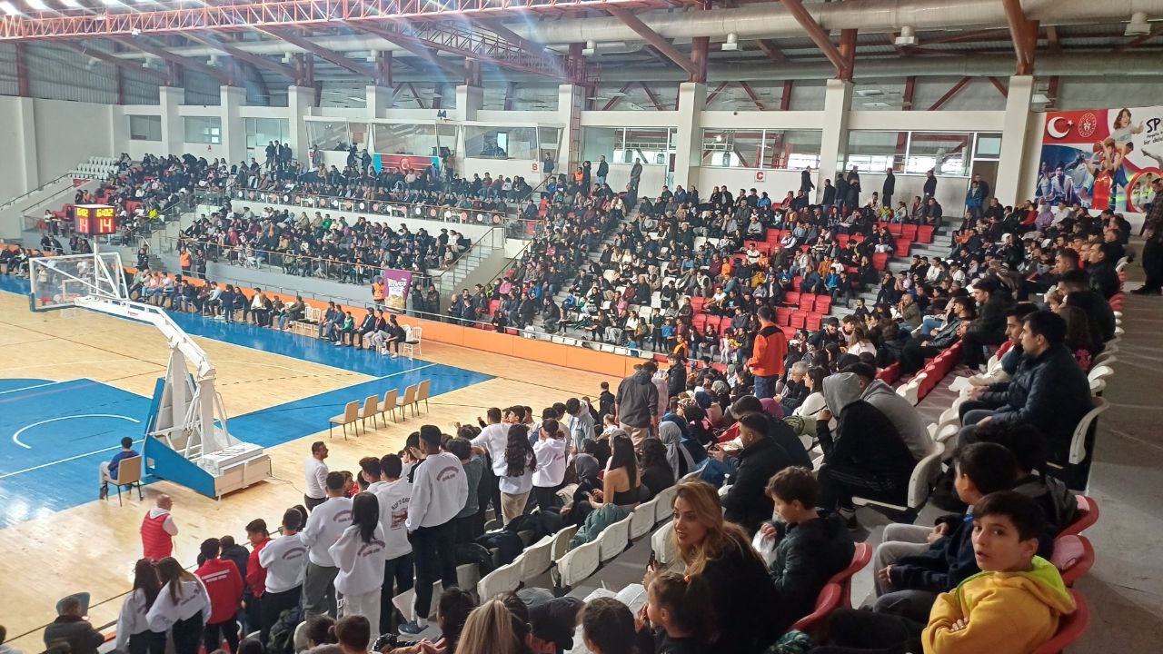 Kadın, çocuk, genç, yaşlı herkes Kahramanmaraş Merkez Spor Salonu’nda yerini aldı.