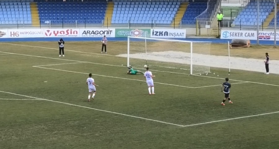 Belediye Kütahyaspor – Kahramanmaraşspor Maçında Futbol Sahalarında Ender Görülen An!