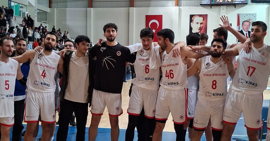 Kahramanmaraş İstiklalspor, Uşak Galibiyetini Taraftarıyla Kutladı