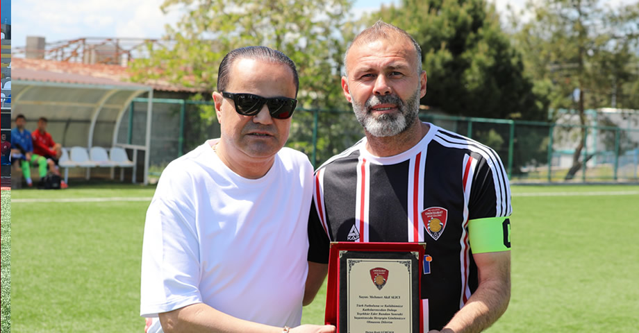 Onikişubatspor’un Kaptanı Mehmet Akif Alıcı Futbolu Bıraktı, Teknik Ekibe Katıldı