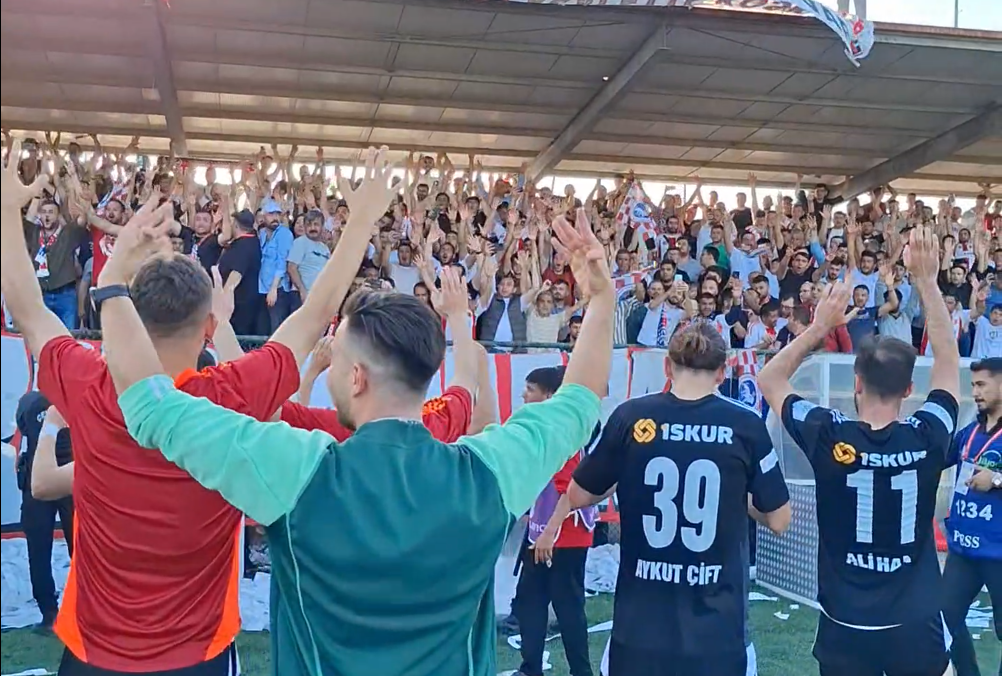 Kahramanmaraş İstiklalspor 3. Tura Yükselme Sevincini Taraftarıyla Kutladı!