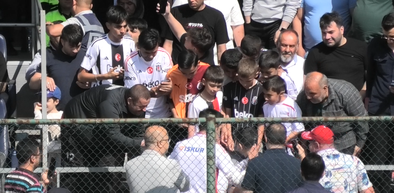 Şifo Mehmet’e Büyük İlgi: Mehmet Özdilek Beşiktaş ve Kahramanmaraş İstiklalspor Taraftarlara İmza Dağıttı