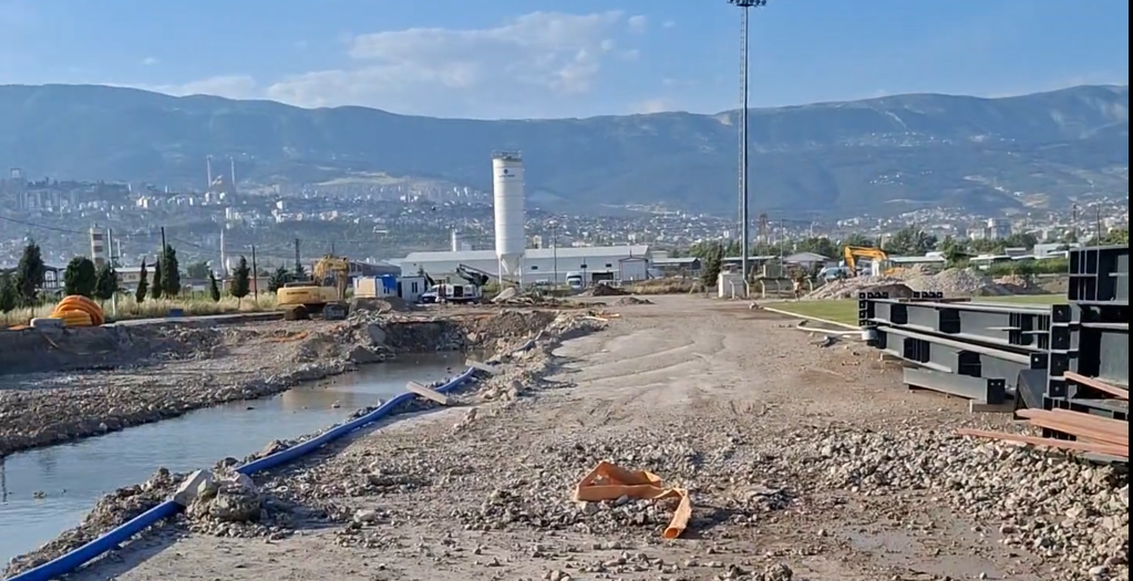 Kahramanmaraş’a Yeni Atletizm Pisti ve 4 Bin Kişilik Stadyumda Tribün İnşaatı Hızla Devam Ediyor