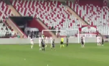 Kahramanmaraş İstiklalspor taraftarlarının, Ali Han Tunçer’in golü öncesi dua ettiği anlar yüzleri gülümsetti