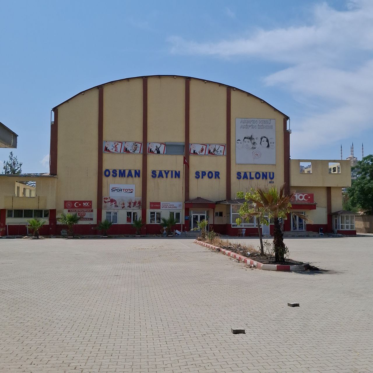 Kahramanmaraş’ta Osman Sayın Spor Salonu’nun Yıkımına Başlandı